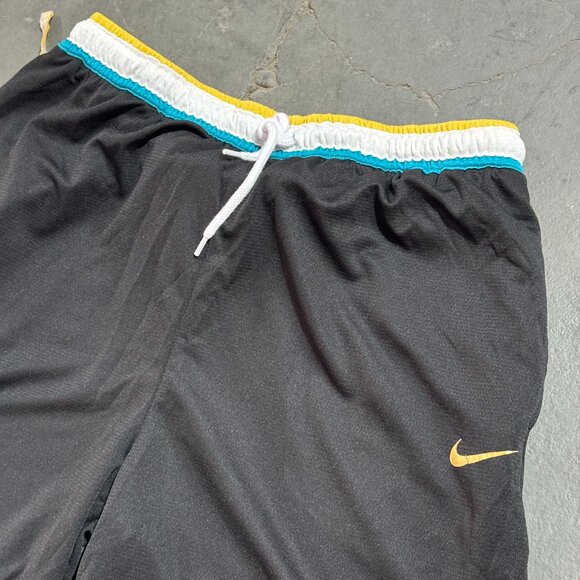 Nike short - Picture 2 of 6